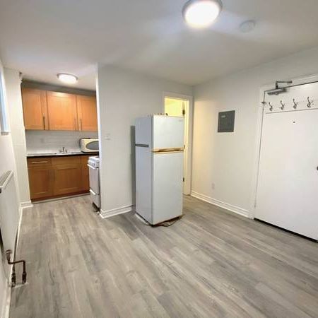 496 MONTROSE AVE. UNIT 26 - Studio/1Bath, Steps from TTC, *UTLS FREE* - Photo 1