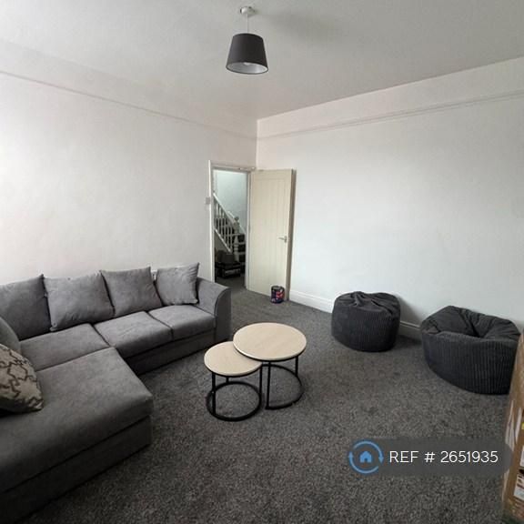 1 bedroom in a house share to rent - Photo 1