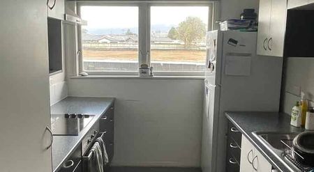 Sunny, Spacious 3-Bedroom Home near Trentham Park - Photo 2