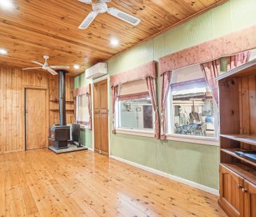 3 BEDROOM HOME IN PRIME LOCATION + WATER & ELEC INCLUDED - Photo 1