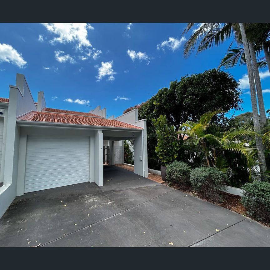 2/4 Seaside Close, Korora, NSW 2450 - Photo 1
