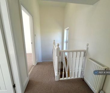 2 bedroom end of terrace house to rent - Photo 4