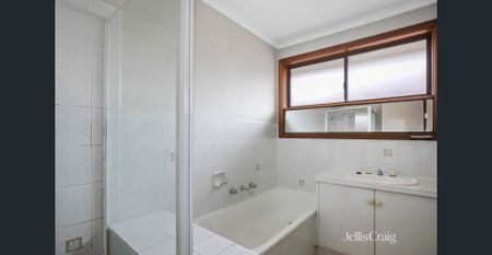 Lovely Three Bedroom - Photo 4