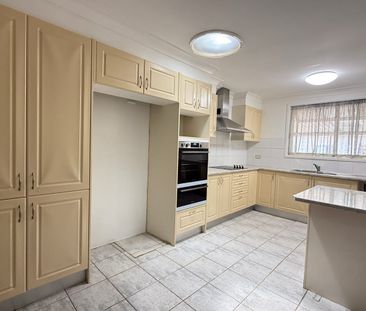 Beautiful three-bedroom family home in Shalvey - Photo 4