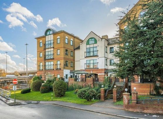 Brent Cross Gardens - Photo 1