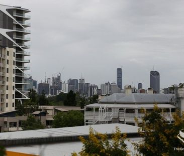 Three bedrooms apartment at central of Toowong - Photo 2