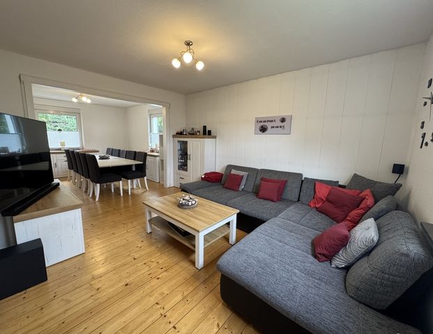 Charmantes Einfamilienhaus mit Garage - Photo 1