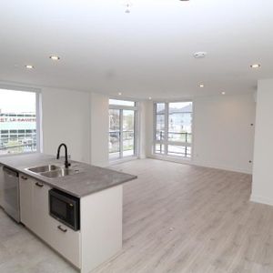 Très Grand Condo 5 1/2 à louer, 1er Juillet Flexible - Photo 2