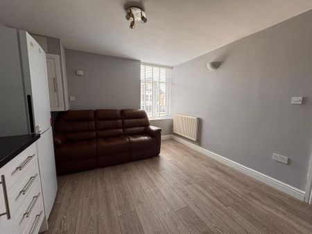 3 bedroom flat to rent - Photo 2