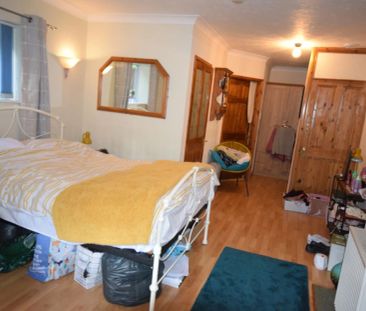 To Rent Abney Road, Redhill, Bournemouth, BH10 £750 pcm Tenancy Info - Photo 1