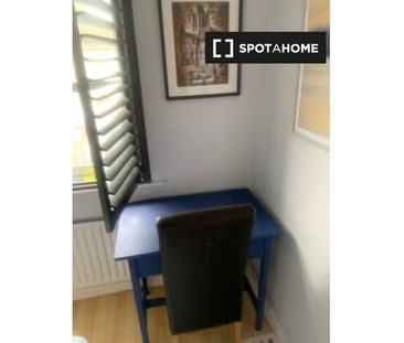 Bright room to rent in 3-bedroom house in Clondalkin, Dublin - Photo 6