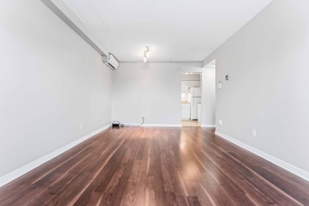 Spacious Two-Bedroom Condo for Rent Near Rideau River - Photo 4