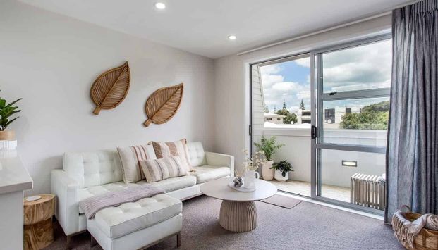 Premium beachside location, views, pool, furnished - Photo 1