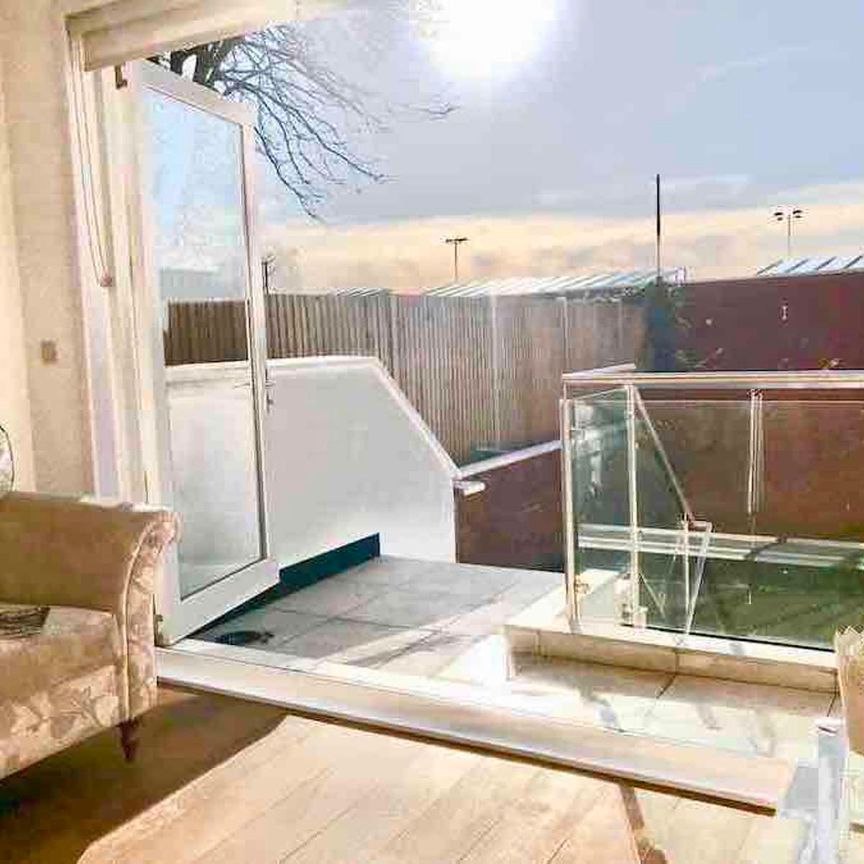 A purpose built 6 bedroom shared home Room 5 - Photo 1