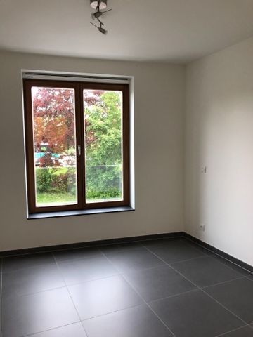 Uitstekend gelegen 2-slaapkamerappartement met ruim terras en ondergrondse autostaanplaats! - Photo 2