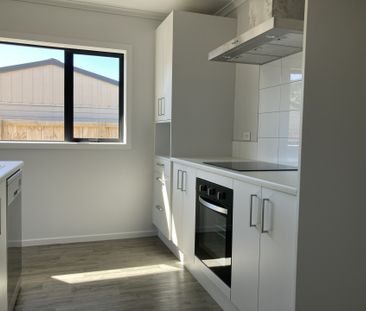 Modern Three bedroom home! - Photo 2