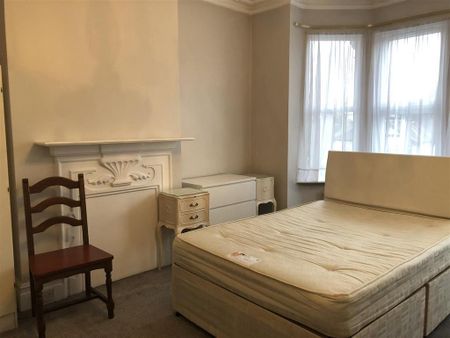 4 bedroom apartment to rent - Photo 3