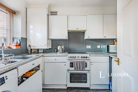 2 bedroom house to rent Norfolk Close, Horley, Surrey, RH6 - Photo 5