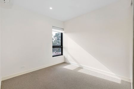 MODERN TWO BEDROOM APARTMENT IN GREAT LOCATION - Photo 5