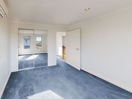 Modern 3-Bedroom Townhouse - Just 1km to Tullamarine Primary School - Photo 3