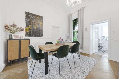 A beautifully presented three bedroom apartment set over the ground and lower ground floor with direct access to a private patio. - Photo 2