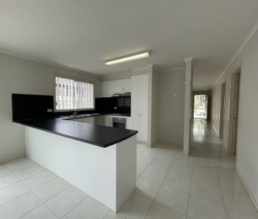 33 Ebony Street Cranbourne VIC - Photo 4