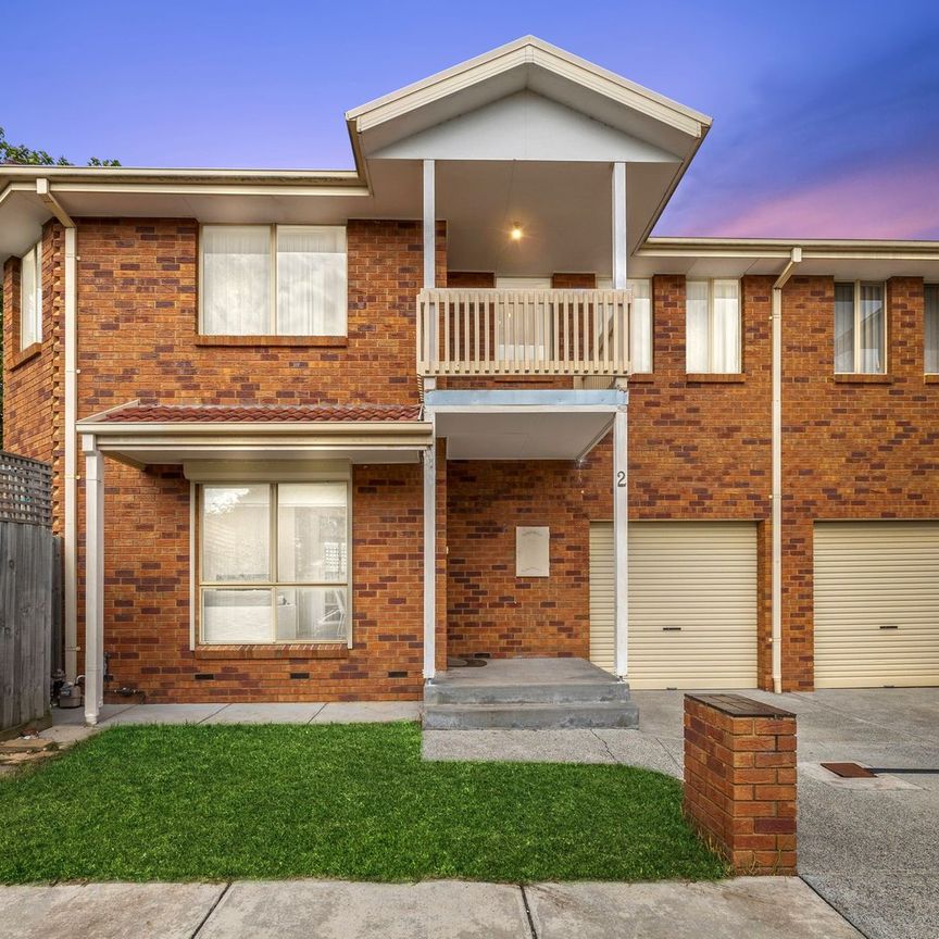 Well Maintained Three Bedroom Townhouse ! - Photo 1