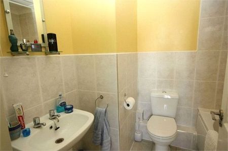 1 bedroom Flat in Newport Road, Aldershot - Photo 5