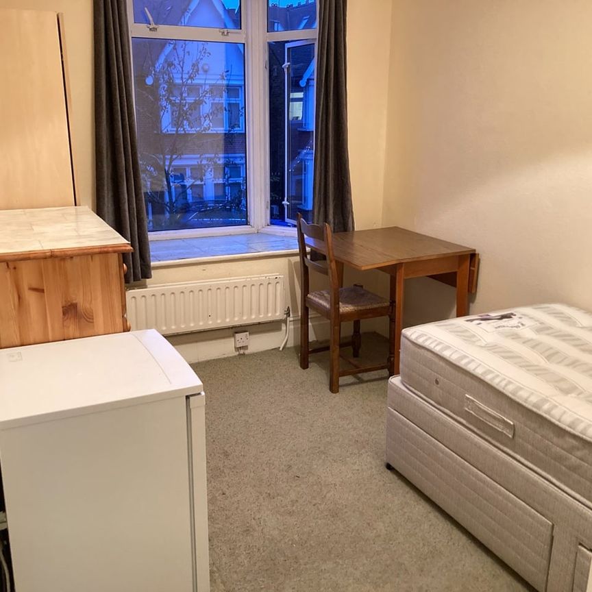 Room in a Shared House, Very Near Craven Avenue Area, W5 - Photo 1