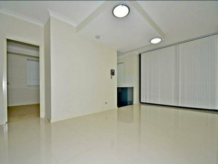 Spacious Ground Floor Apartment with Private Courtyard - Photo 4
