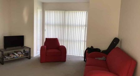Spacious living - Photo 2