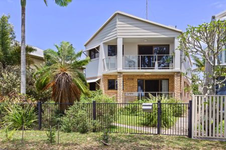 Waterfront Living on Picnic Point – Fully Furnished 2-Bedroom Apartment - Photo 4