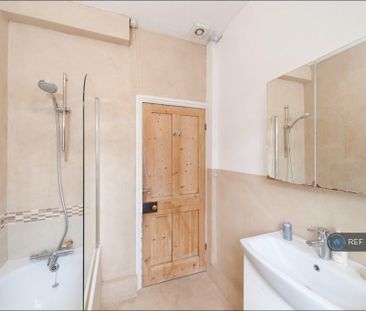 1 bedroom in a flat share to rent - Photo 4