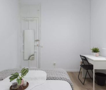 Room in a shared 12-bedroom apartment for rent in Sol, professional... - Photo 5