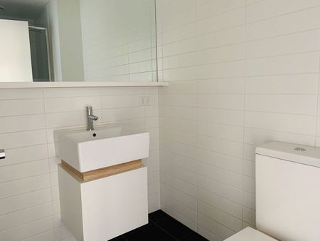 Modern 2 Bedroom Apartment - Photo 3