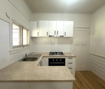 RENOVATED THREE BEDROOM HOUSE - Photo 3
