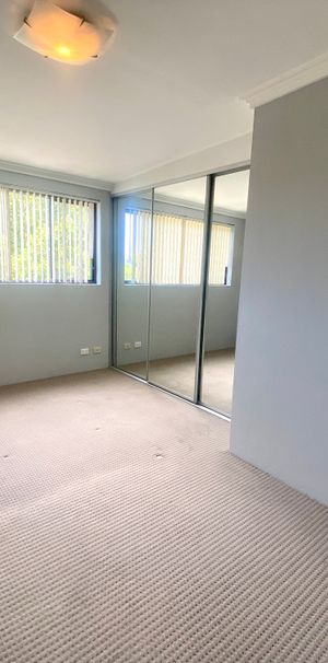 Spacious 1-Bedroom Apartment with Oversized Terrace & Prime Location - Photo 1
