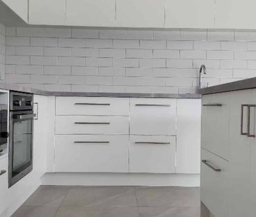 Brand New- Lock Up And Leave - Photo 3