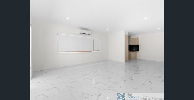 MODERN LIVING - Photo 1