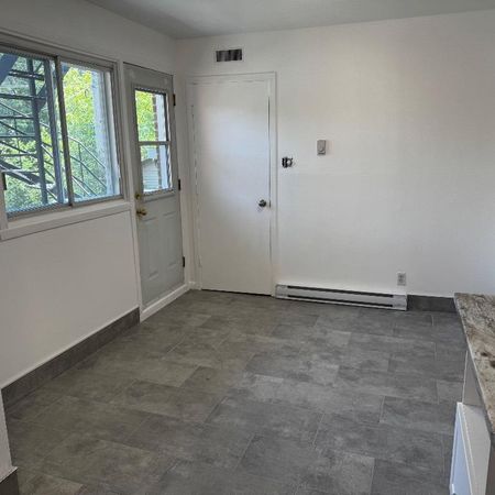 41/2 NEUF / complétement renové à louer à Saint-Eustache - Photo 3