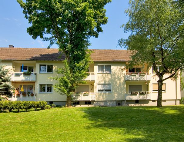 Schön geschnittene 3,5 Zimmer Wohnung mit Tageslicht Wannenbad und Balkon - Foto 1