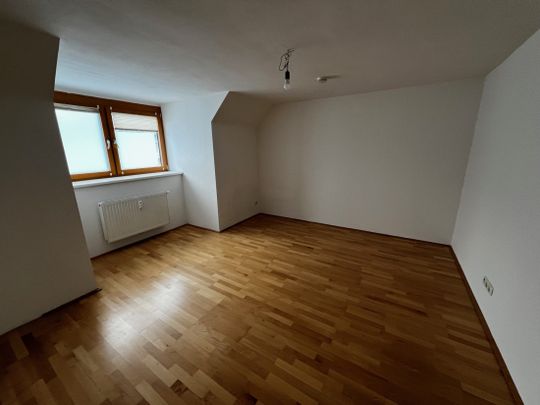 Bruck. Martin-Luther-Straße. Hippe Starterwohnung im DG - Photo 1