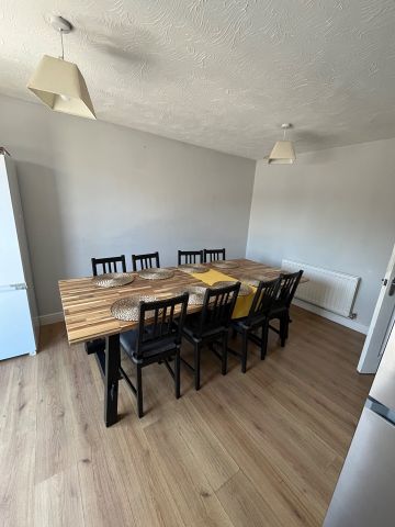 4 Bed Terraced House, Primrose Close, LU3 - Photo 2