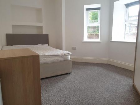 3 bedroom flat to rent - Photo 4