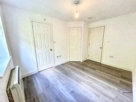 4 bedroom flat to rent - Photo 3