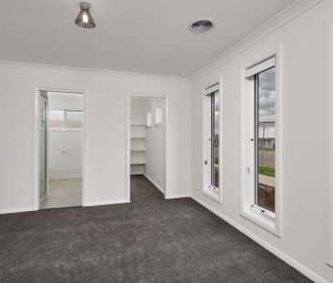 Modern Elegance and Everyday Comfort - Photo 2