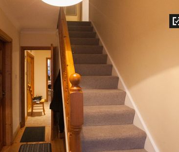 Room for rent in 5-bedroom house in Donaghmede, Dublin - Photo 3