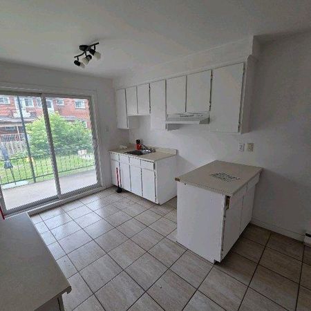very nice and big 4.5 apartment for rent in Laval - Photo 4
