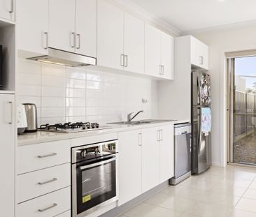 Discover this stylish and inviting contemporary townhouse, designed... - Photo 4