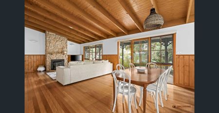 Timeless Coastal Charm in a Classic Beachside Home Available on a 6-Month Term - Photo 2